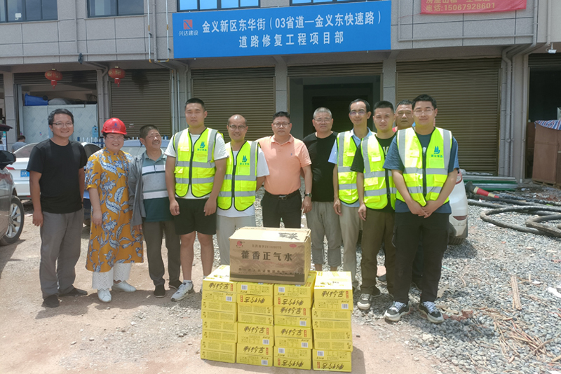 炎炎夏日送清涼，滴滴關(guān)懷沁人心